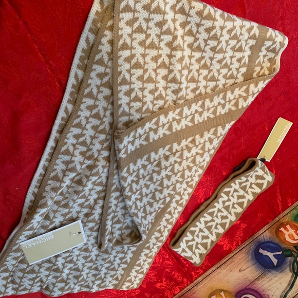 Michael Kors Winter Scarf Set - Picture 2 of 3